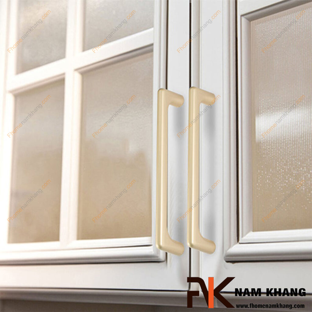 Tay nắm tủ dạng thanh màu vàng có làm tủ sang hơn không?