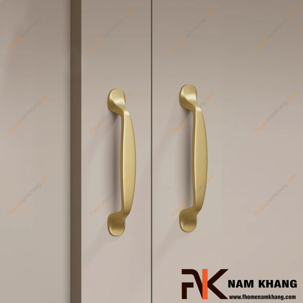 Tay nắm tủ dạng thanh màu vàng có làm tủ sang hơn không?