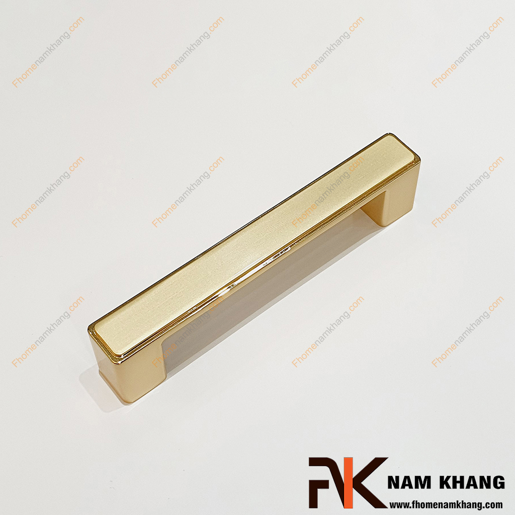 Tay nắm tủ dạng thanh màu vàng có làm tủ sang hơn không?