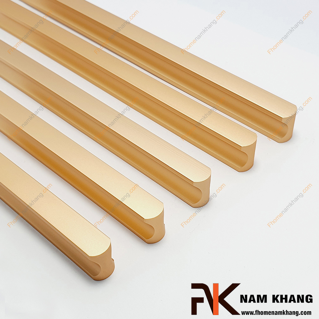 Tay nắm tủ dạng thanh màu vàng có làm tủ sang hơn không?