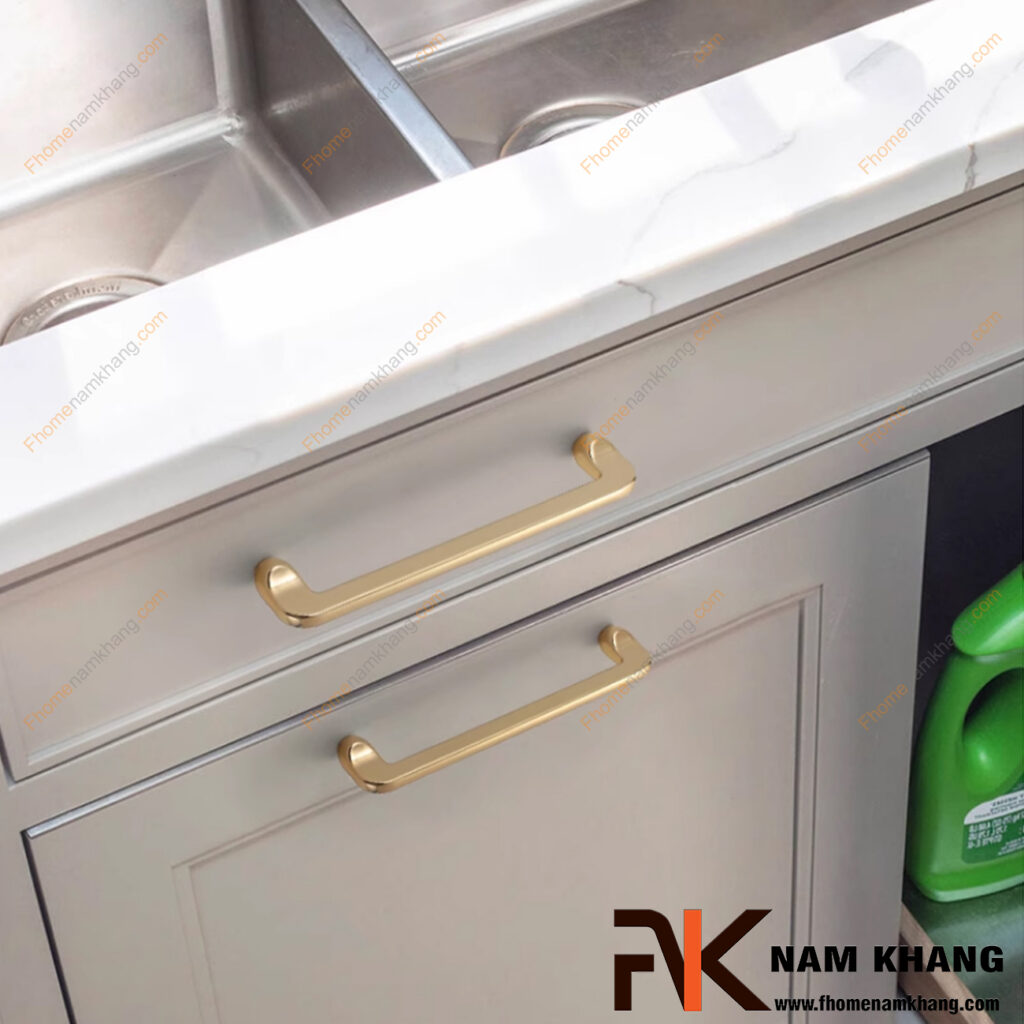 Tay nắm tủ dạng thanh màu vàng có làm tủ sang hơn không?