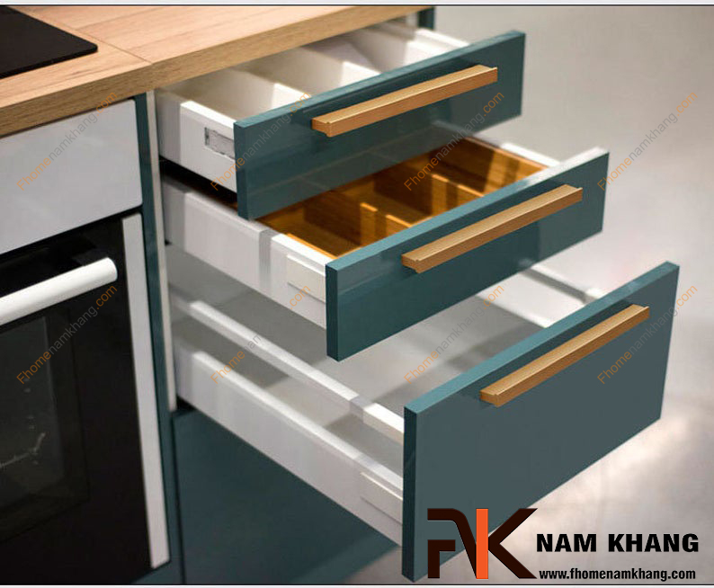 Tay nắm tủ dạng thanh màu vàng có làm tủ sang hơn không?